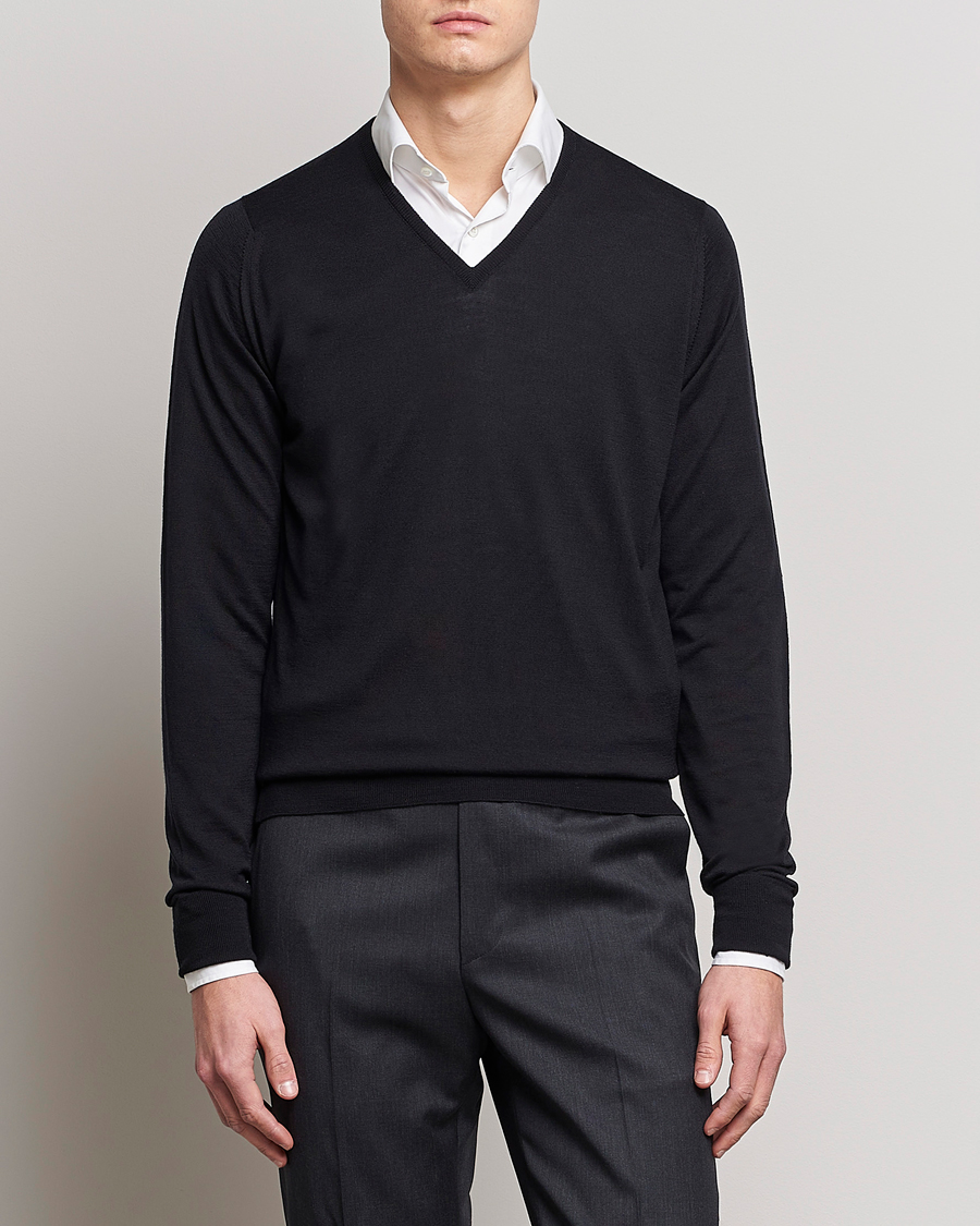 Men | Sweaters & Knitwear | John Smedley | Bobby Extra Fine Merino V-Neck Pullover Black