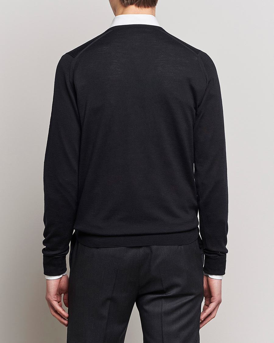 Men | Sweaters & Knitwear | John Smedley | Bobby Extra Fine Merino V-Neck Pullover Black