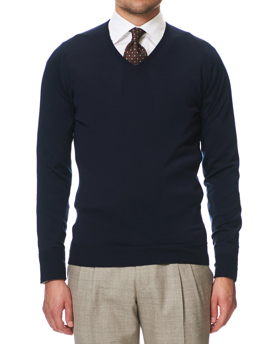 Men | Sweaters & Knitwear | John Smedley | Bobby Extra Fine Merino V-Neck Pullover Midnight