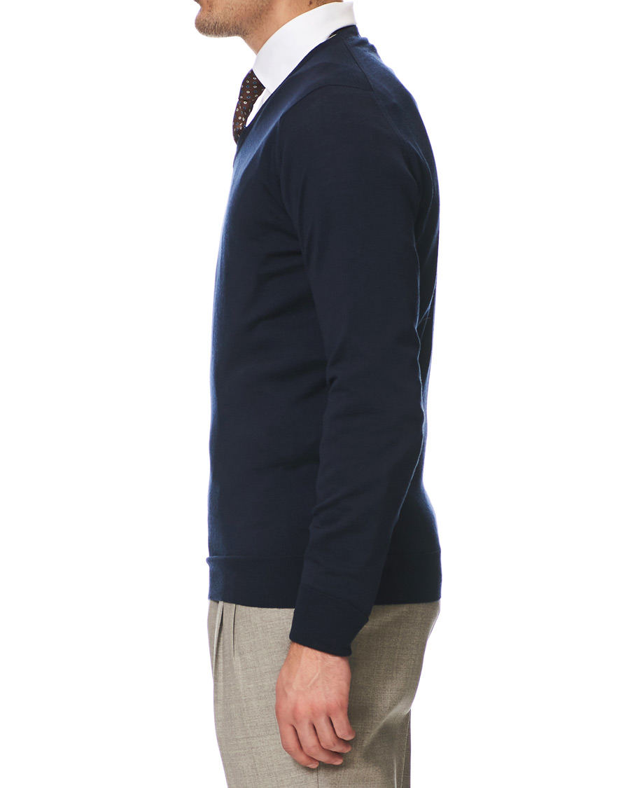 Men | Sweaters & Knitwear | John Smedley | Bobby Extra Fine Merino V-Neck Pullover Midnight