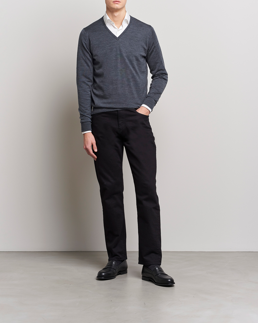 Men | Sweaters & Knitwear | John Smedley | Bobby Extra Fine Merino V-Neck Pullover Charcoal