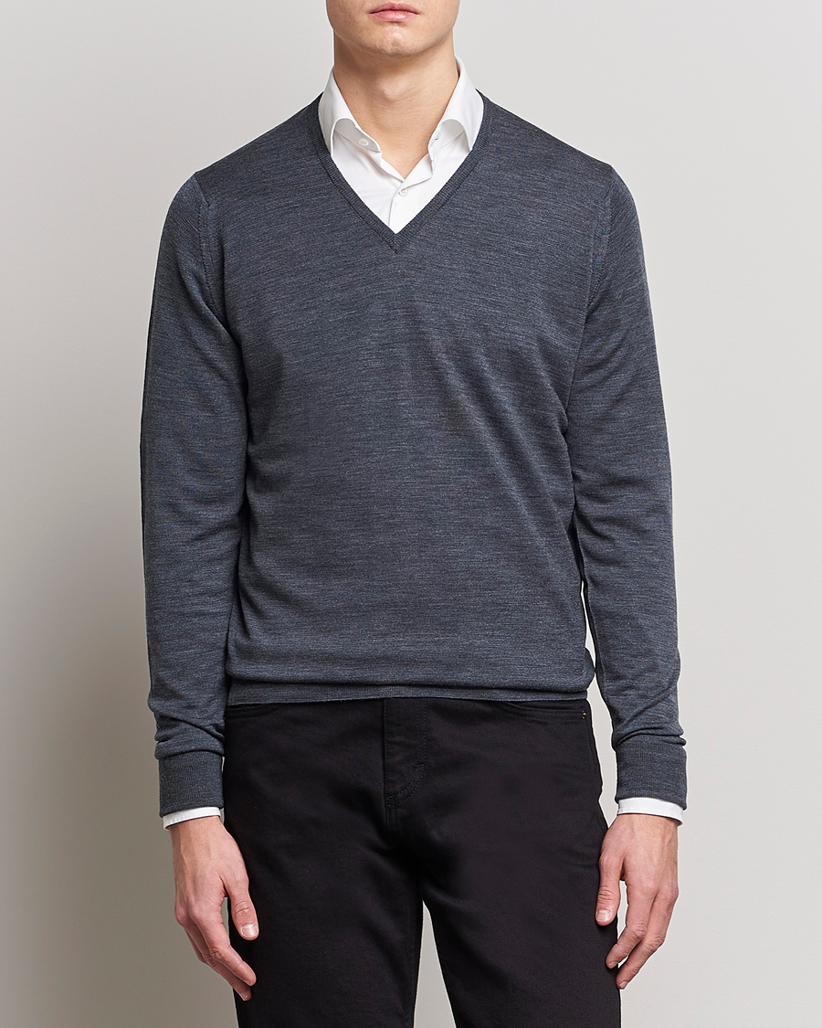 Men | Sweaters & Knitwear | John Smedley | Bobby Extra Fine Merino V-Neck Pullover Charcoal
