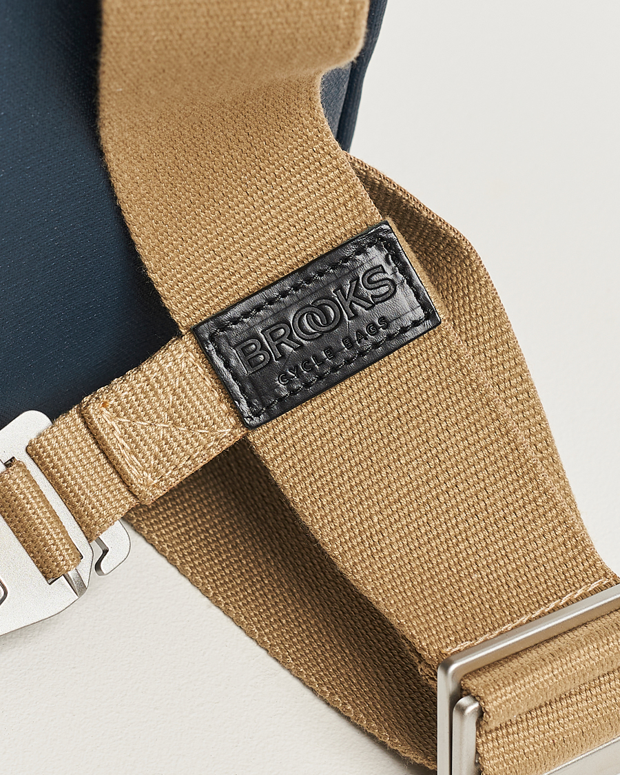 Men | Bags | Brooks England | Pickwick Cotton Canvas 26L Backpack Dark Blue/Black