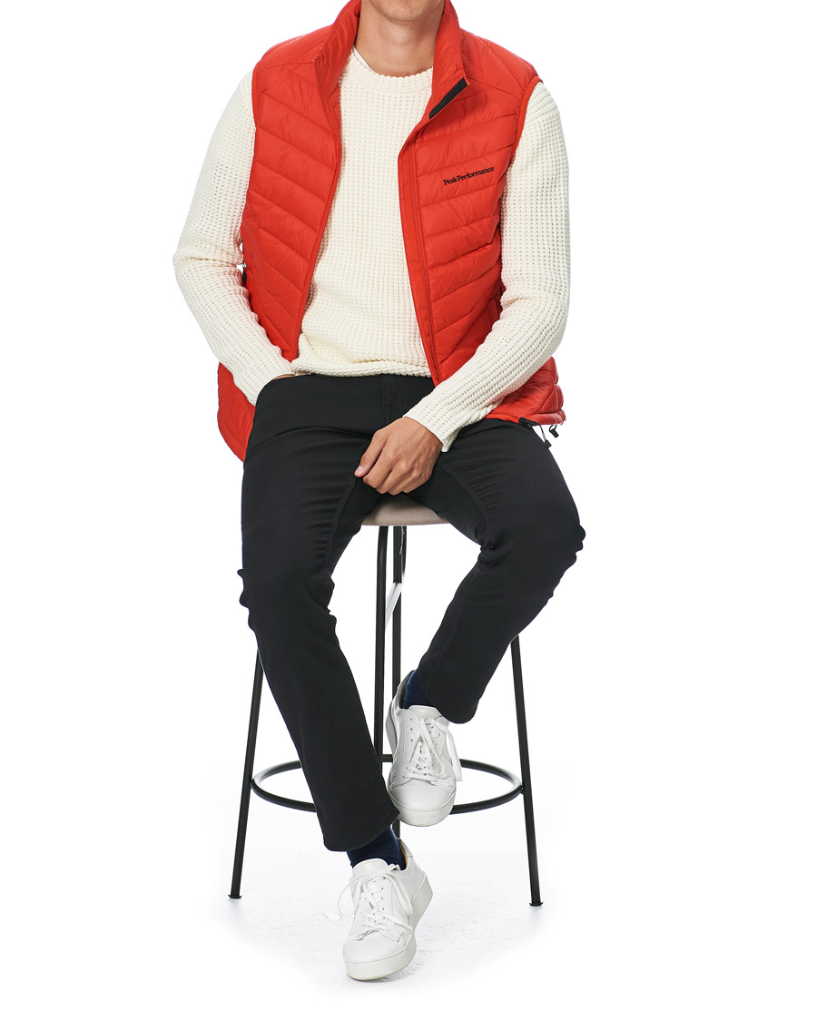 Men | Coats & Jackets | Peak Performance | Frost Down Vest Racing Red