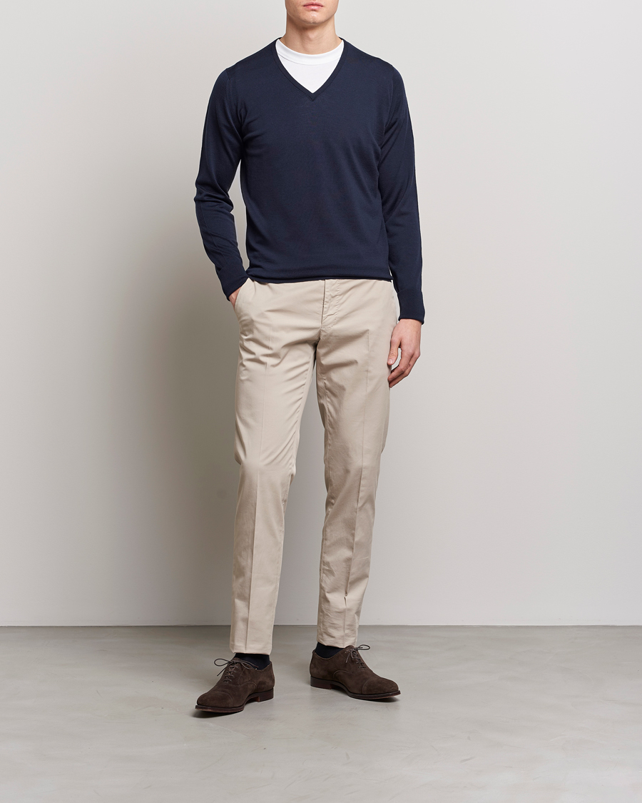 Men | Sweaters & Knitwear | John Smedley | Bobby Extra Fine Merino V-Neck Pullover Midnight