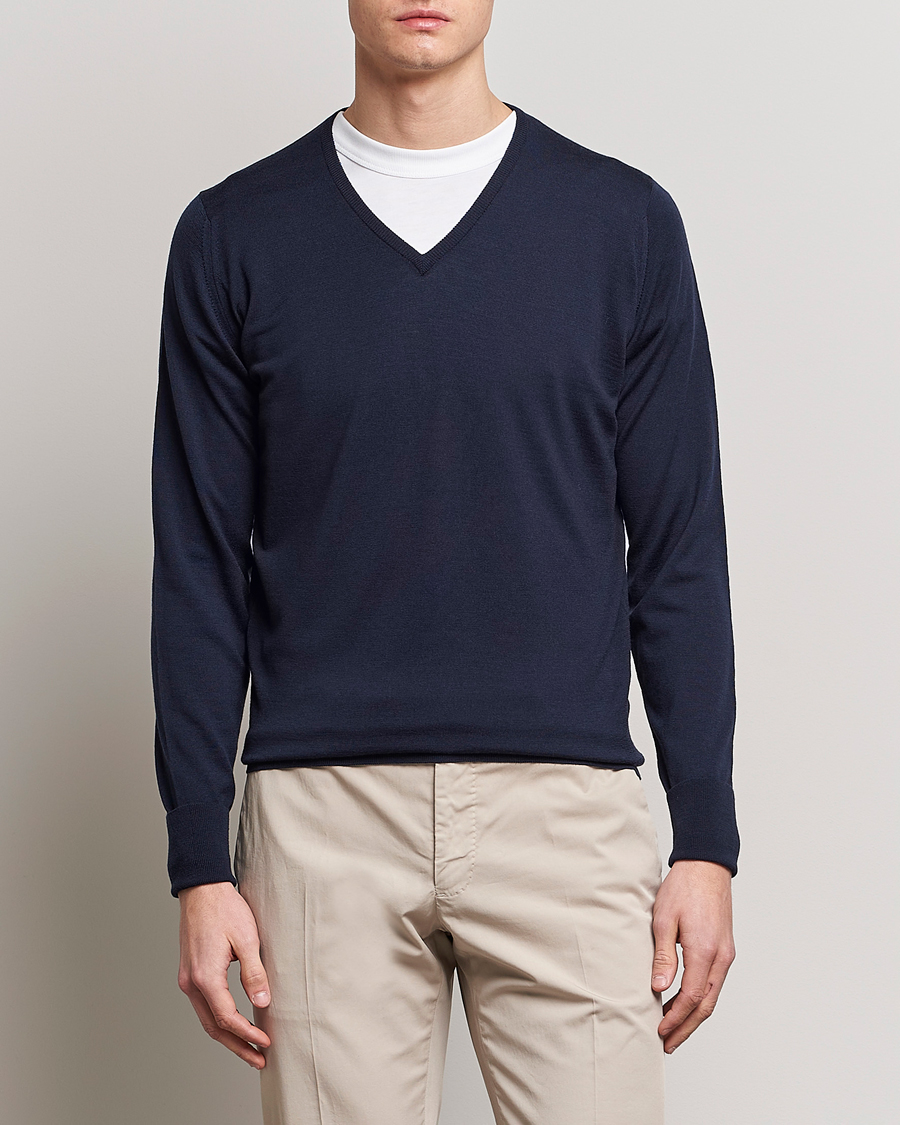 Men | Sweaters & Knitwear | John Smedley | Bobby Extra Fine Merino V-Neck Pullover Midnight