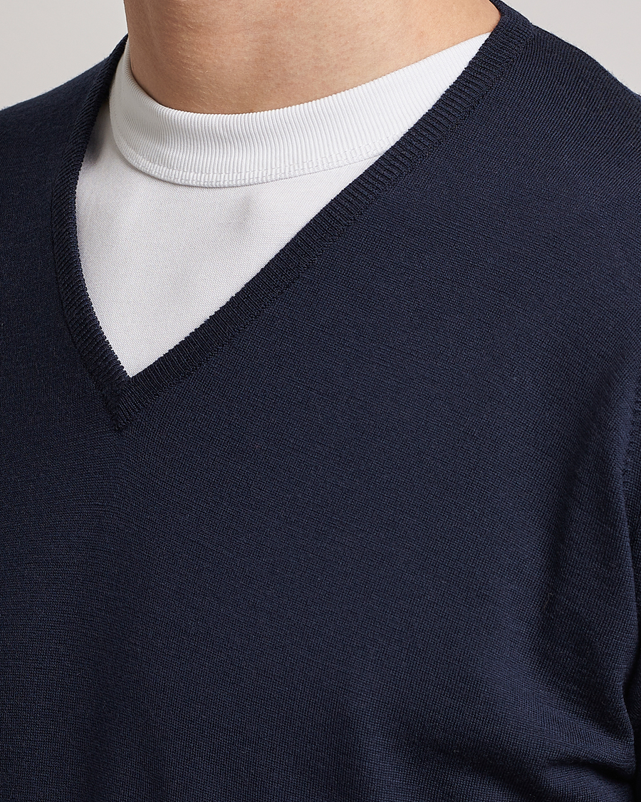 Men | Sweaters & Knitwear | John Smedley | Bobby Extra Fine Merino V-Neck Pullover Midnight