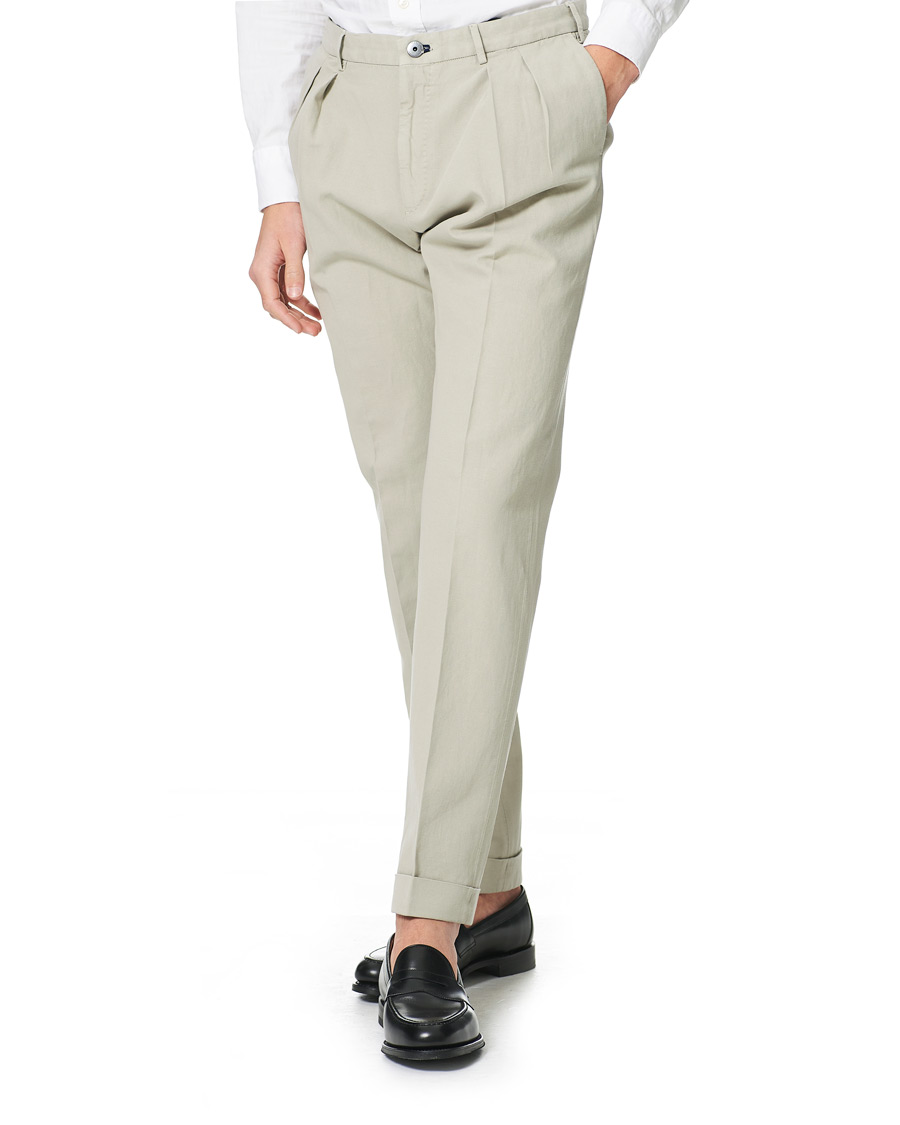 Men | Trousers | Incotex | Carrot Fit Pleated Trousers Beige