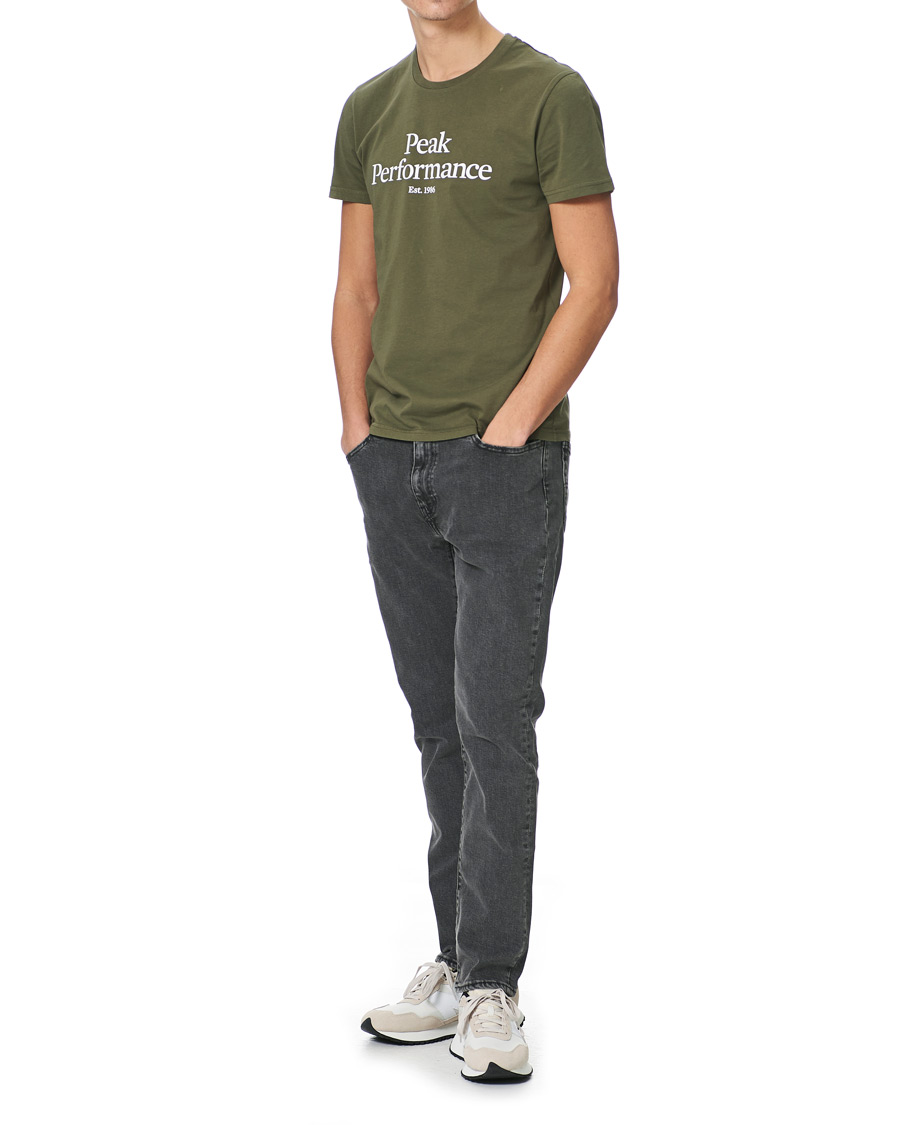 Men | T-Shirts | Peak Performance | Original Logo Crew Neck Tee Pine Neddle