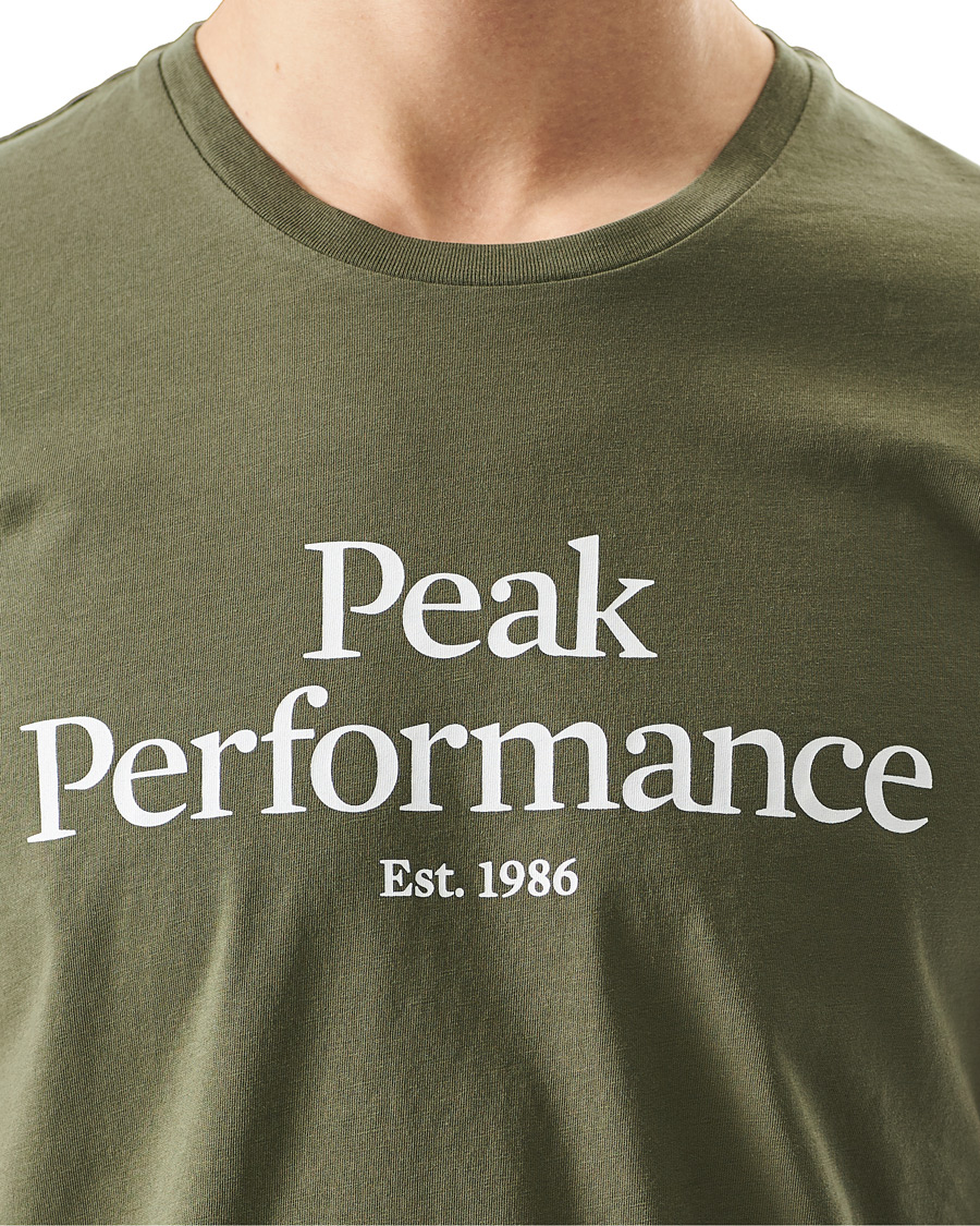 Men | T-Shirts | Peak Performance | Original Logo Crew Neck Tee Pine Neddle
