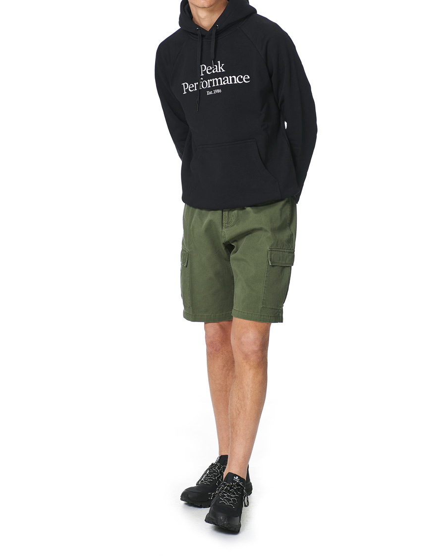 Men | Shorts | Peak Performance | Cotton Cargo Shorts Pine Neddle