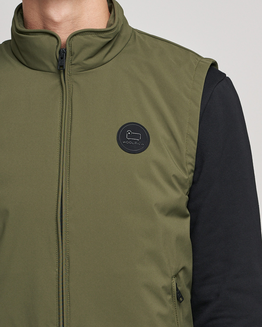 Men | Coats & Jackets | Woolrich | Pacific Padded Vest Outdoor Green