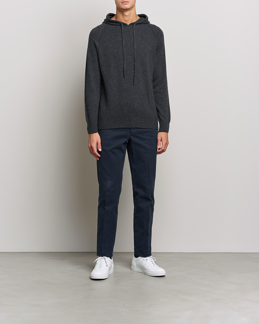 Men | Sweaters & Knitwear | Johnstons of Elgin | Seamless Cashmere Hoodie Carbon