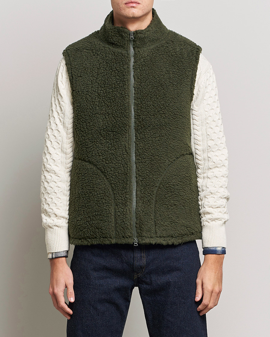 Men | Coats & Jackets | BEAMS PLUS | Boa Fleece Vest Forest Green