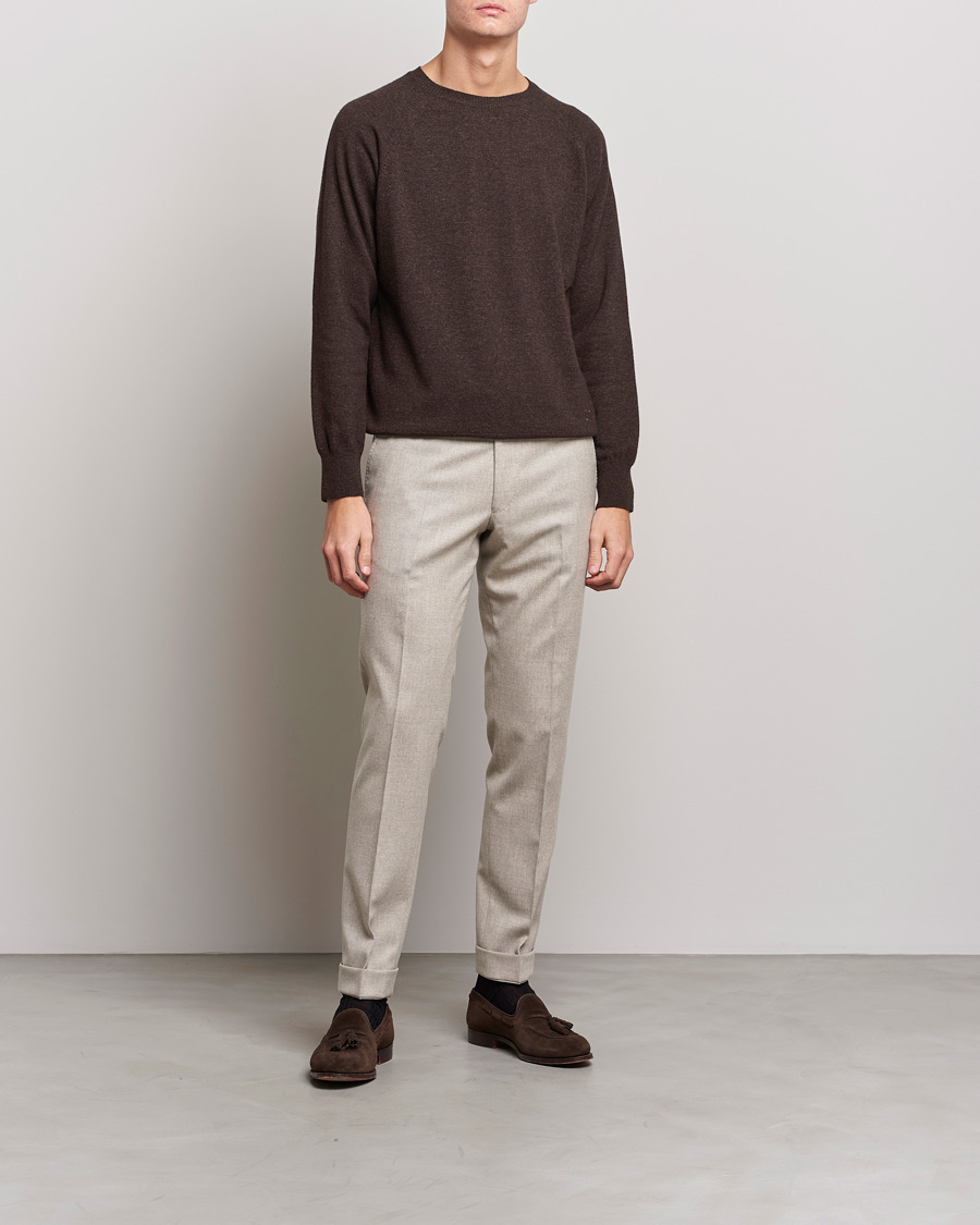 Men | Sweaters & Knitwear | Oscar Jacobson | Gustaf Lambswool Raglan Crew Neck Dark Brown