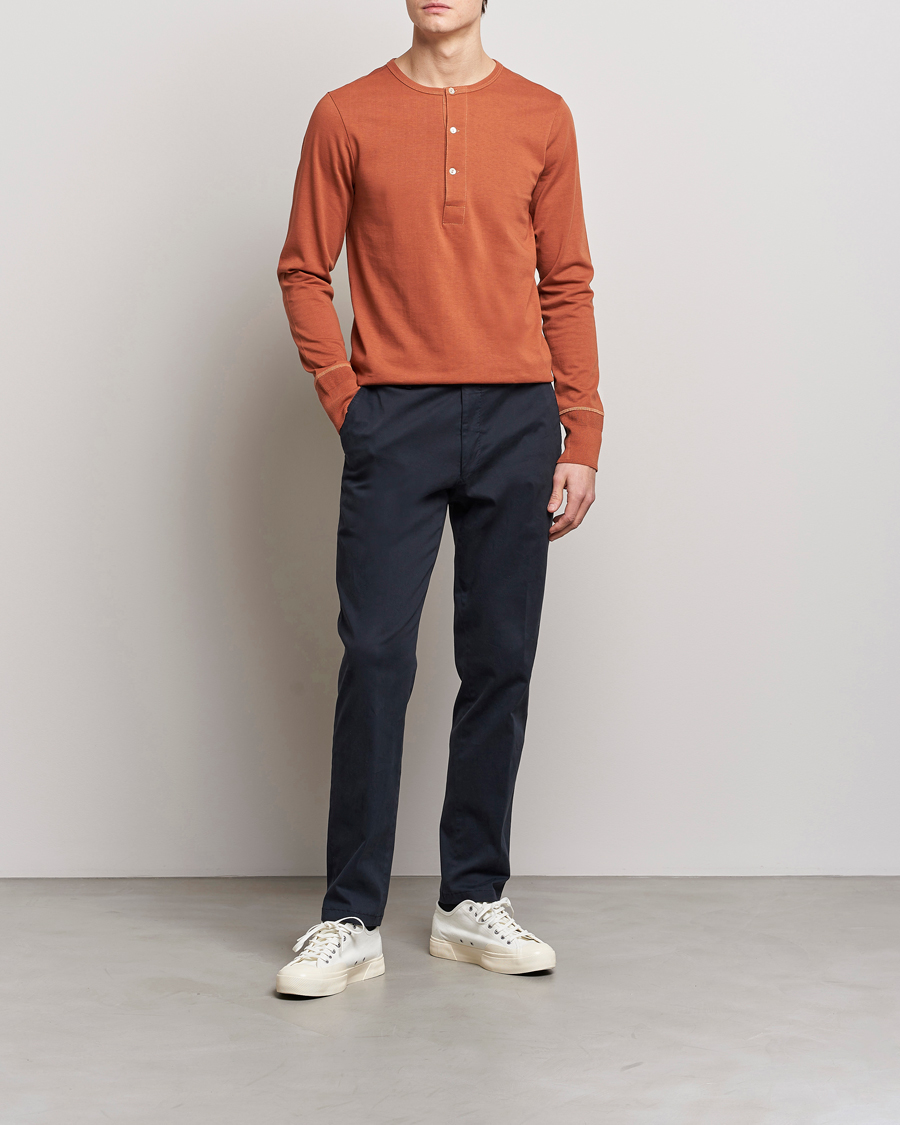 Men | Sweaters & Knitwear | Merz b. Schwanen | Classic Organic Cotton Henley Sweater Sierra Red