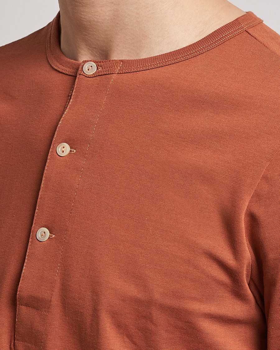 Men | Sweaters & Knitwear | Merz b. Schwanen | Classic Organic Cotton Henley Sweater Sierra Red