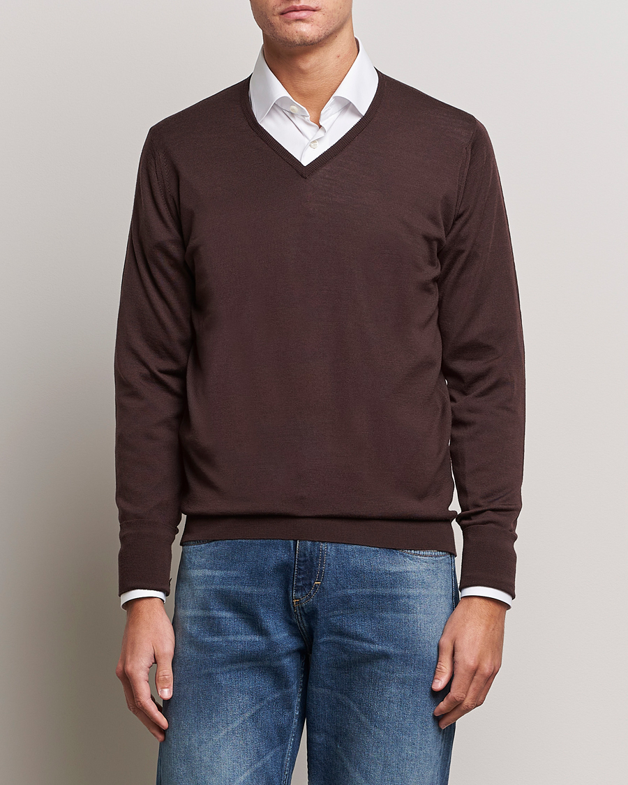 Men | Sweaters & Knitwear | John Smedley | Bobby Extra Fine Merino V-Neck Pullover Truffle Brown