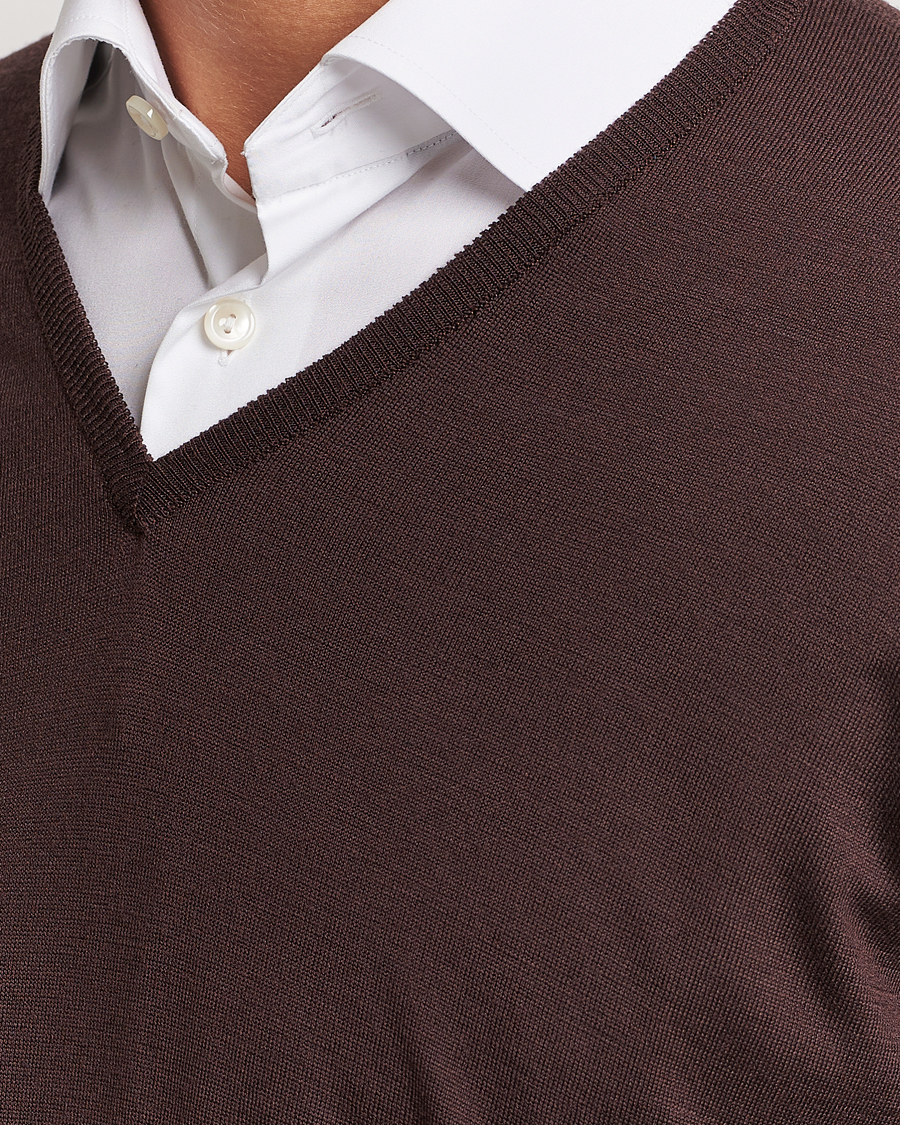Men | Sweaters & Knitwear | John Smedley | Bobby Extra Fine Merino V-Neck Pullover Truffle Brown