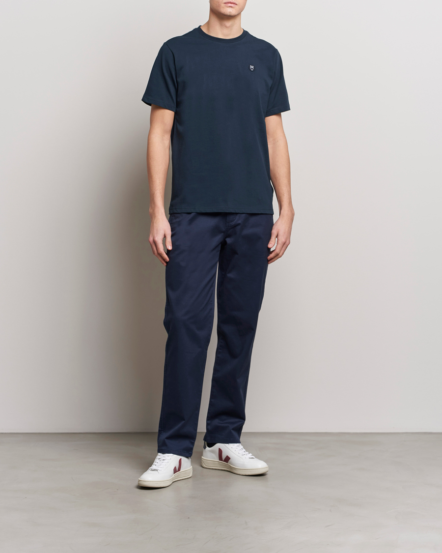 Men | T-Shirts | KnowledgeCotton Apparel | Loke Badge T-Shirt Total Eclipse