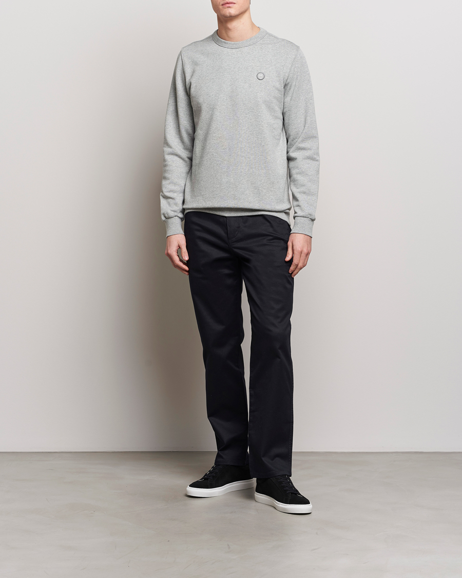 Men | Sweaters & Knitwear | KnowledgeCotton Apparel | Erik Badge Sweatshirt Grey Melange