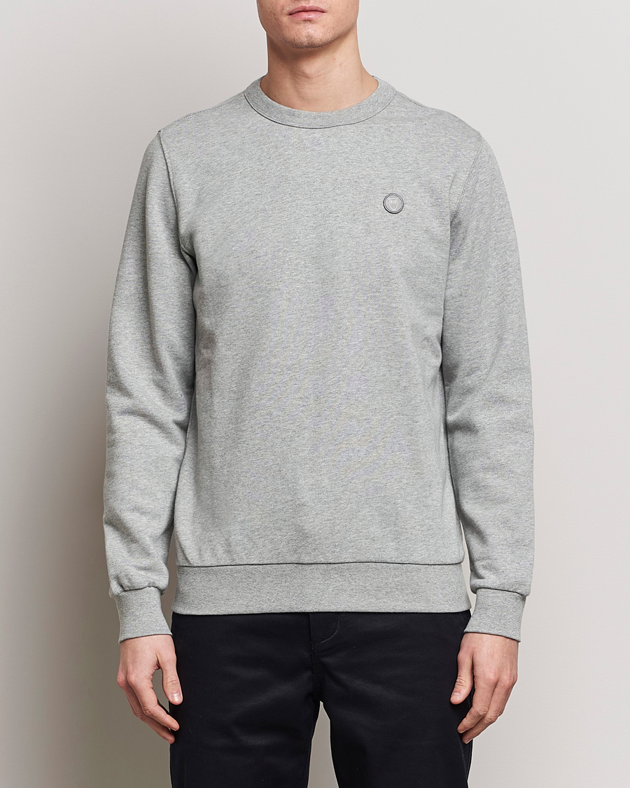Men | Sweaters & Knitwear | KnowledgeCotton Apparel | Erik Badge Sweatshirt Grey Melange