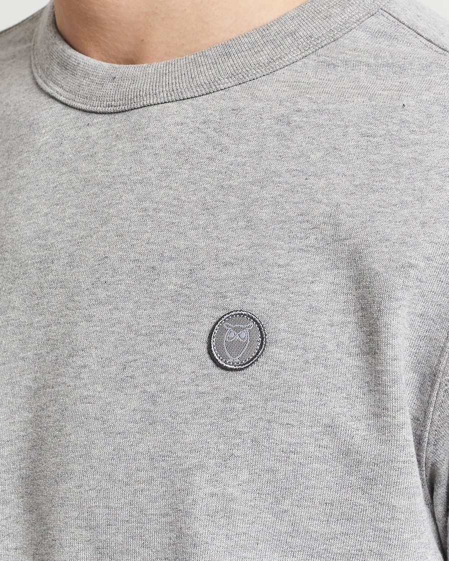 Men | Sweaters & Knitwear | KnowledgeCotton Apparel | Erik Badge Sweatshirt Grey Melange