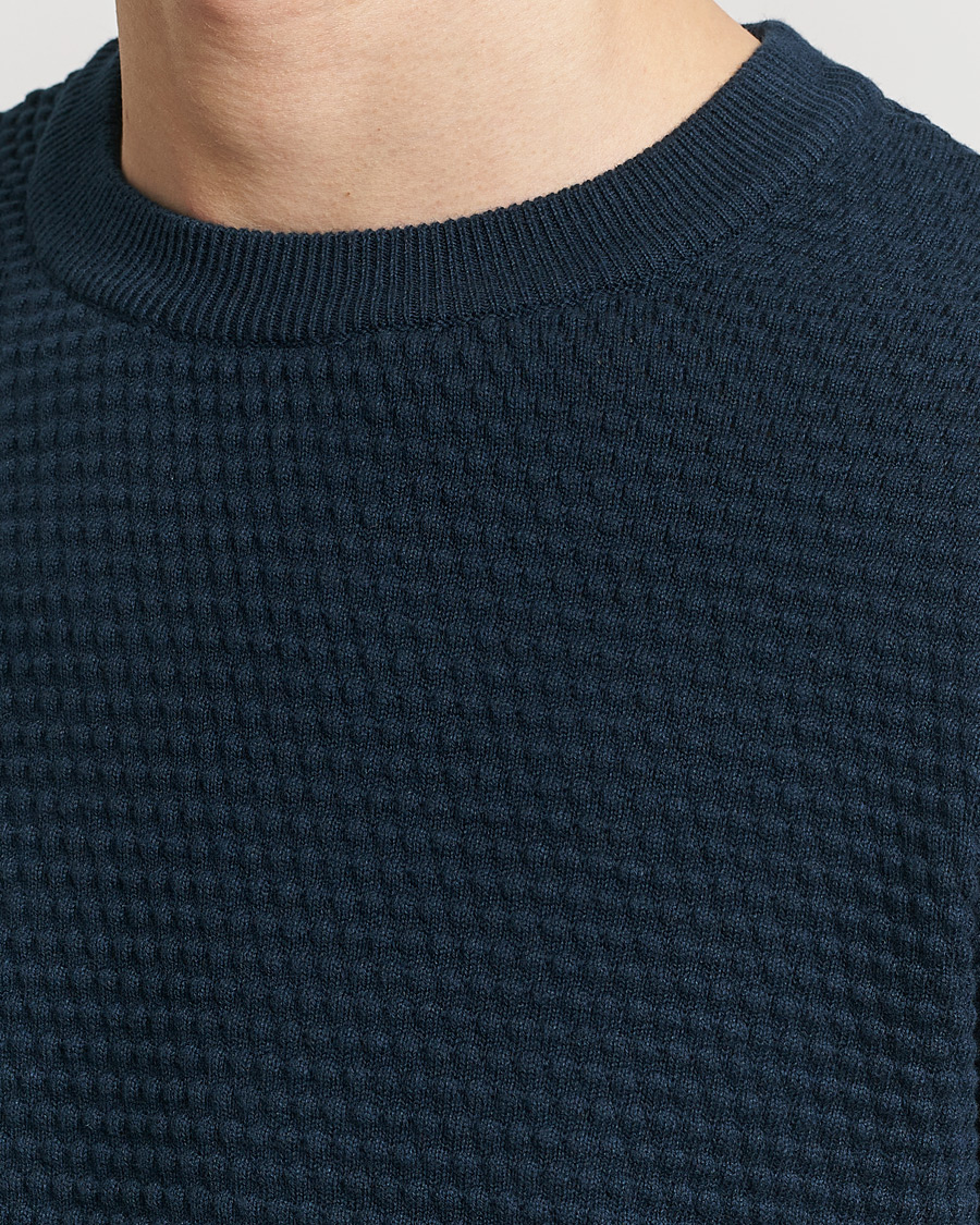 Men | Sweaters & Knitwear | KnowledgeCotton Apparel | Vagn Bubble Knit Cotton Crew Neck Total Eclipse
