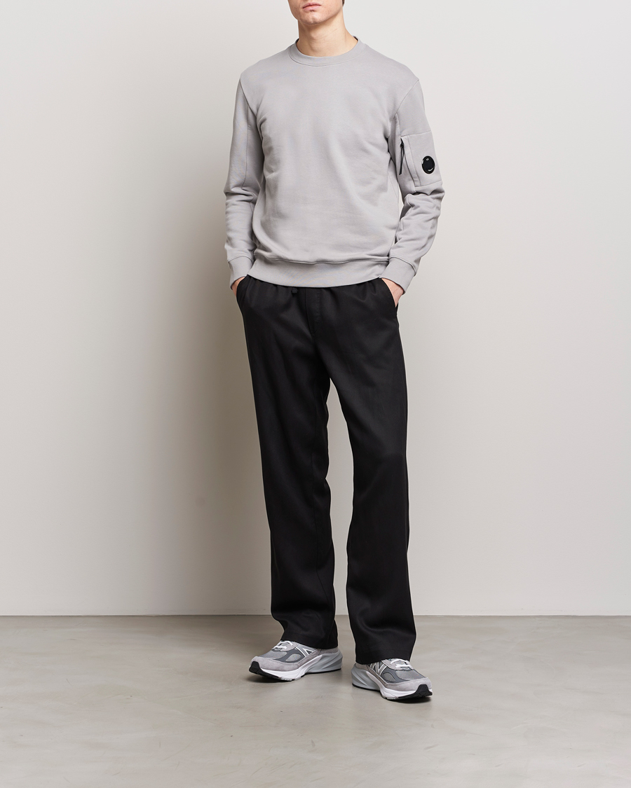 Men | Sweaters & Knitwear | C.P. Company | Diagonal Raised Fleece Lens Sweatshirt Light Grey
