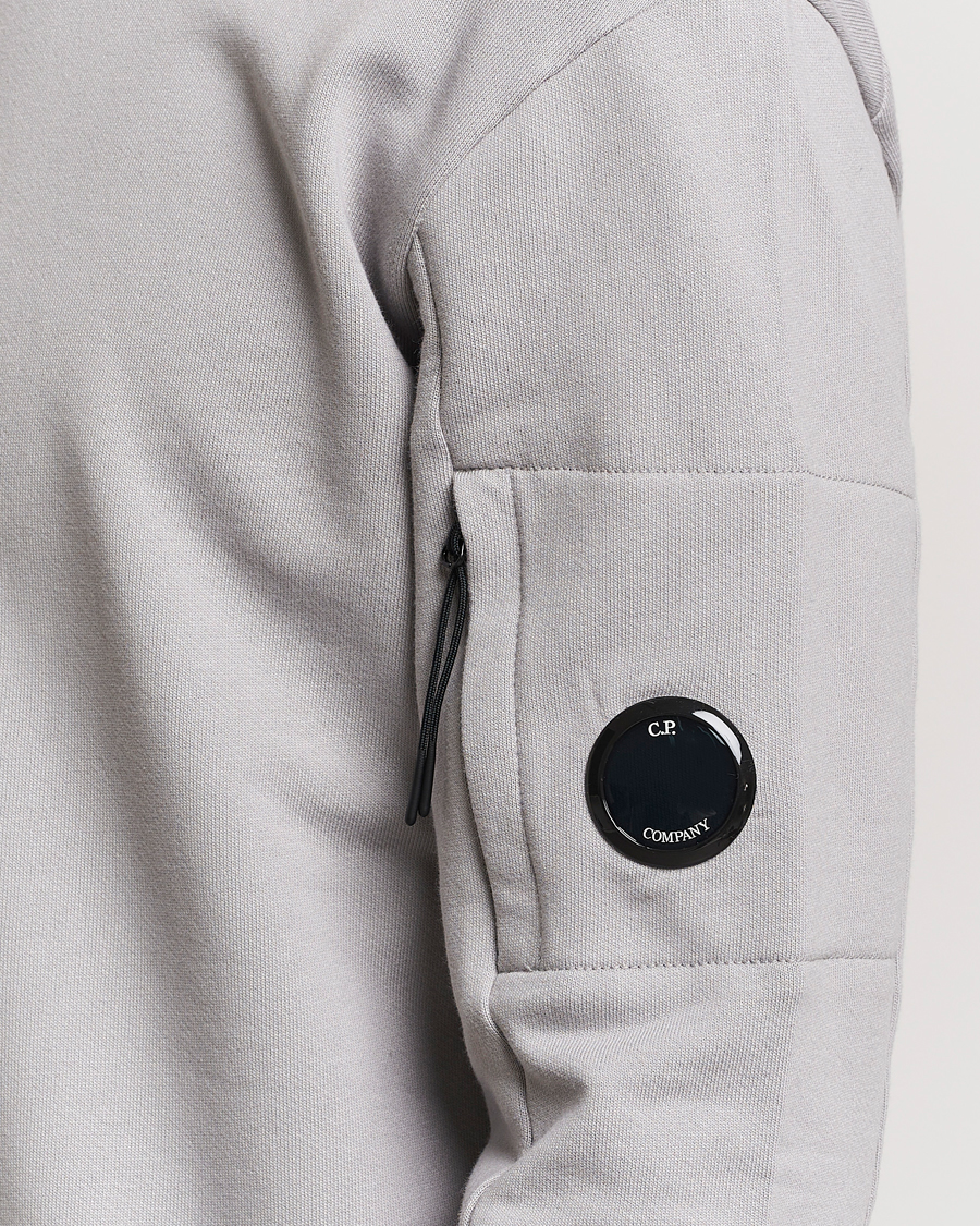 Men | Sweaters & Knitwear | C.P. Company | Diagonal Raised Fleece Lens Sweatshirt Light Grey