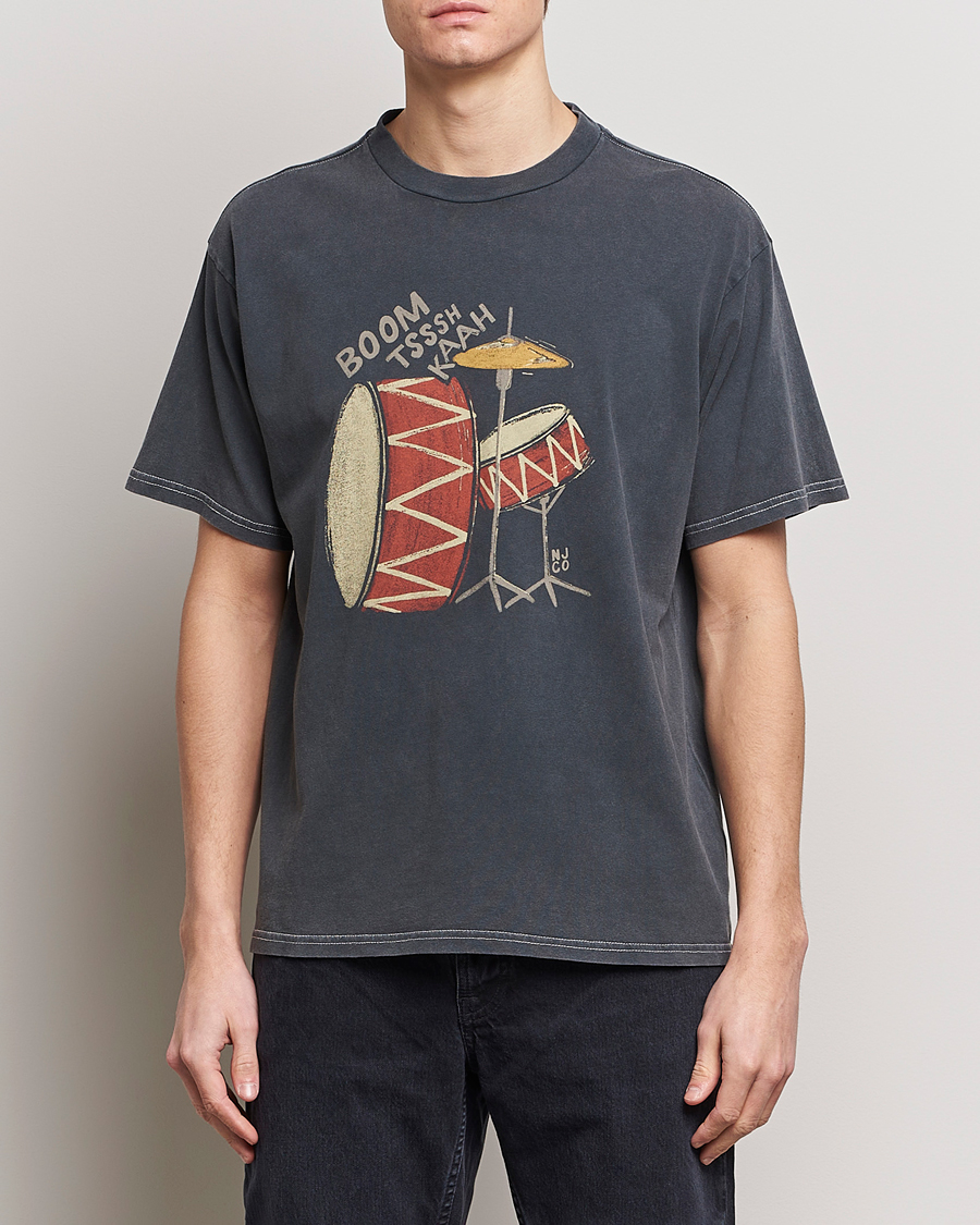 Men | T-Shirts | Nudie Jeans | Koffe Printed Crew Neck T-Shirt Antracite