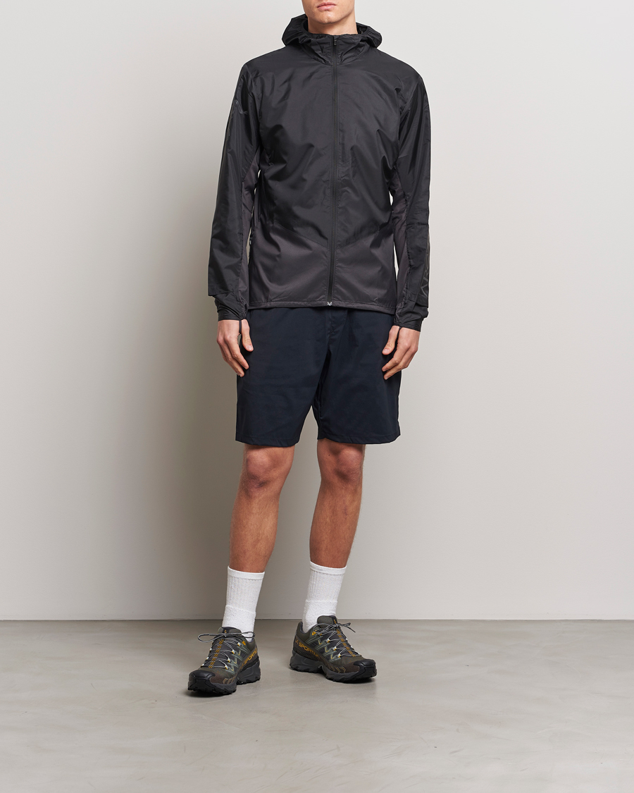 Men | Coats & Jackets | Arc'teryx | Norvan Windshell Hooded Jacket Black/Graphite
