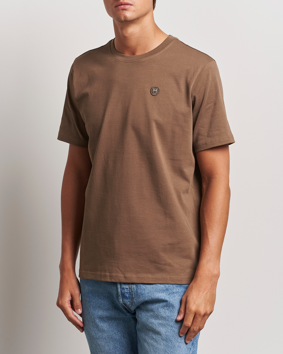 Men | T-Shirts | KnowledgeCotton Apparel | Loake Badge T-Shirt Brown