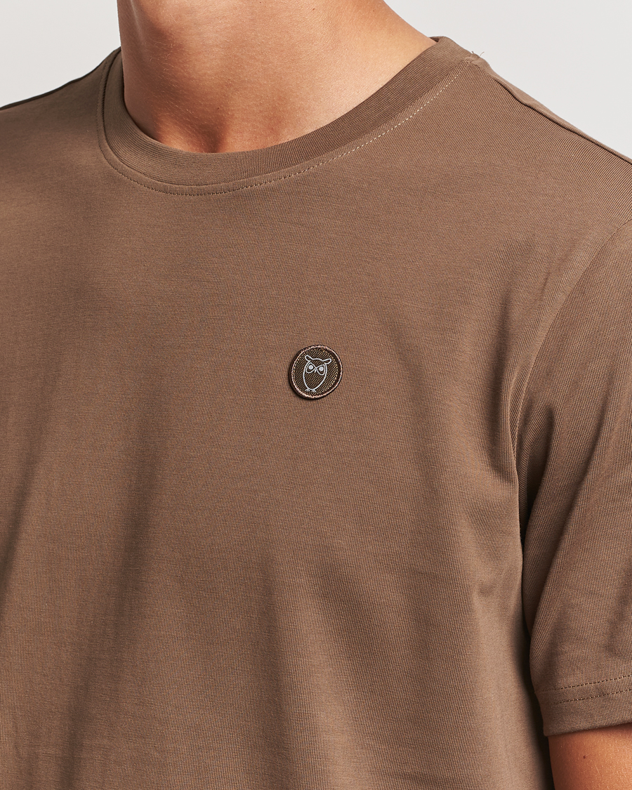 Men | T-Shirts | KnowledgeCotton Apparel | Loake Badge T-Shirt Brown
