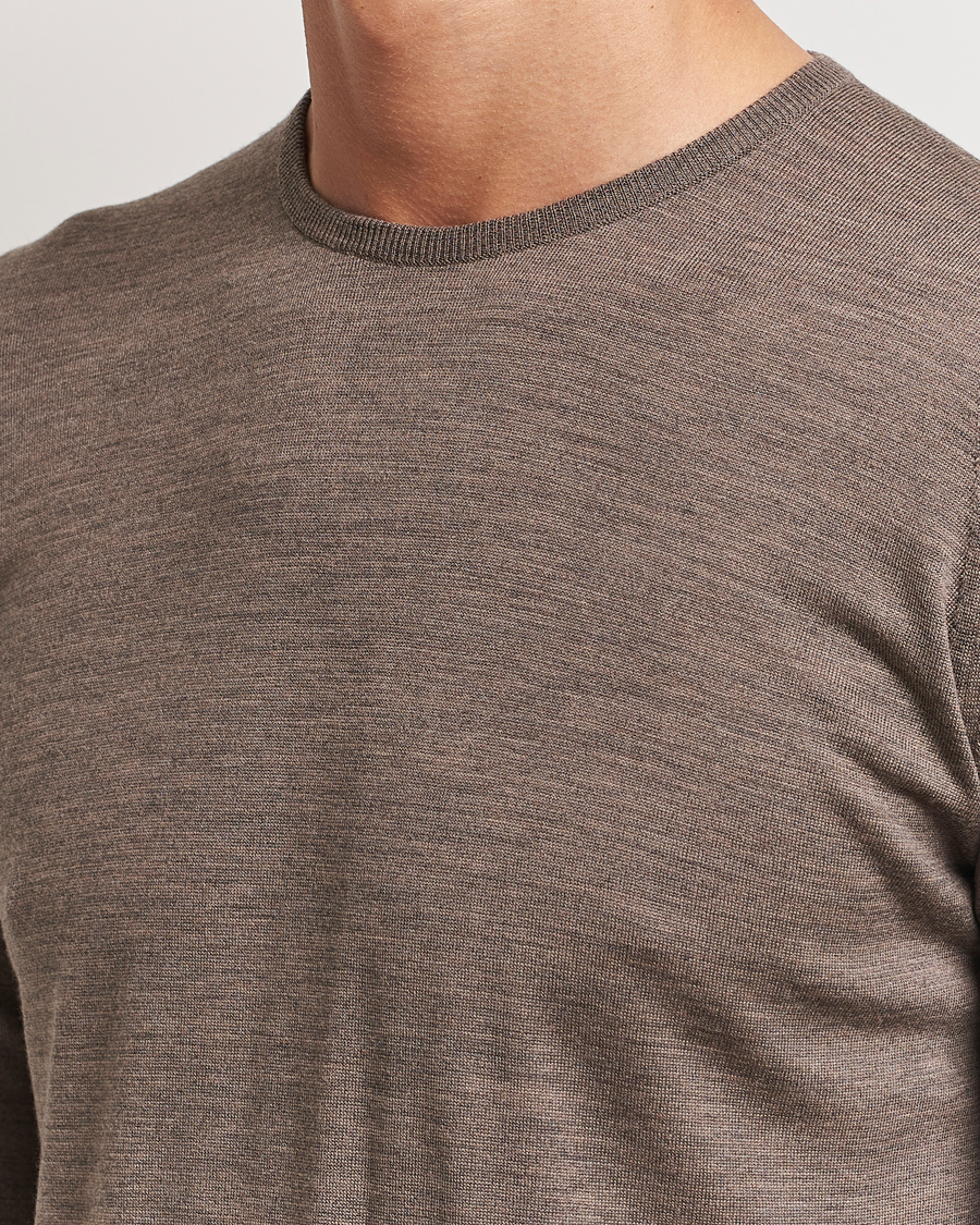 Men | Sweaters & Knitwear | John Smedley | Lundy Extra Fine Merino Crew Neck Mushroom Brown