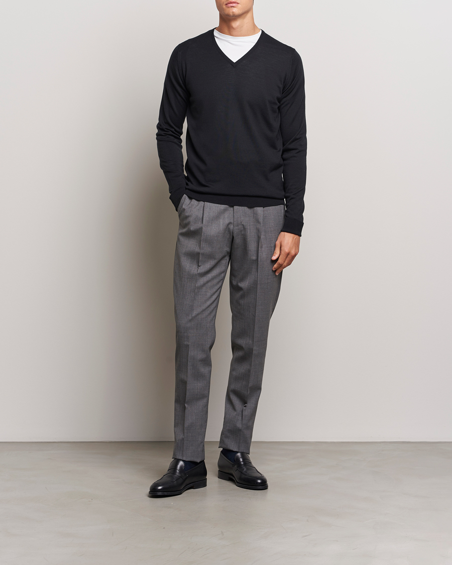 Men | Sweaters & Knitwear | John Smedley | Bobby Extra Fine Merino V-Neck Pullover Black