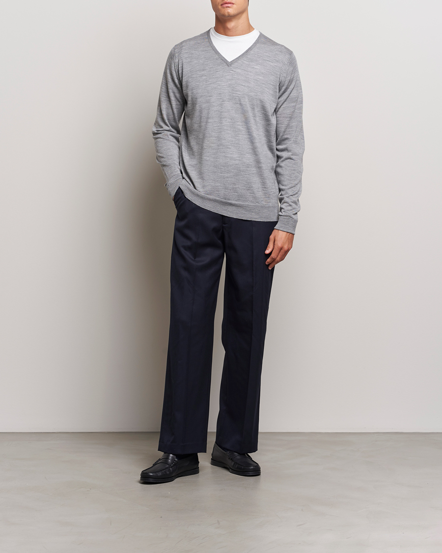 Men | Sweaters & Knitwear | John Smedley | Bobby Extra Fine Merino V-Neck Pullover Silver Grey