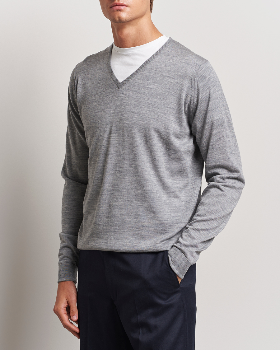 Men | Sweaters & Knitwear | John Smedley | Bobby Extra Fine Merino V-Neck Pullover Silver Grey