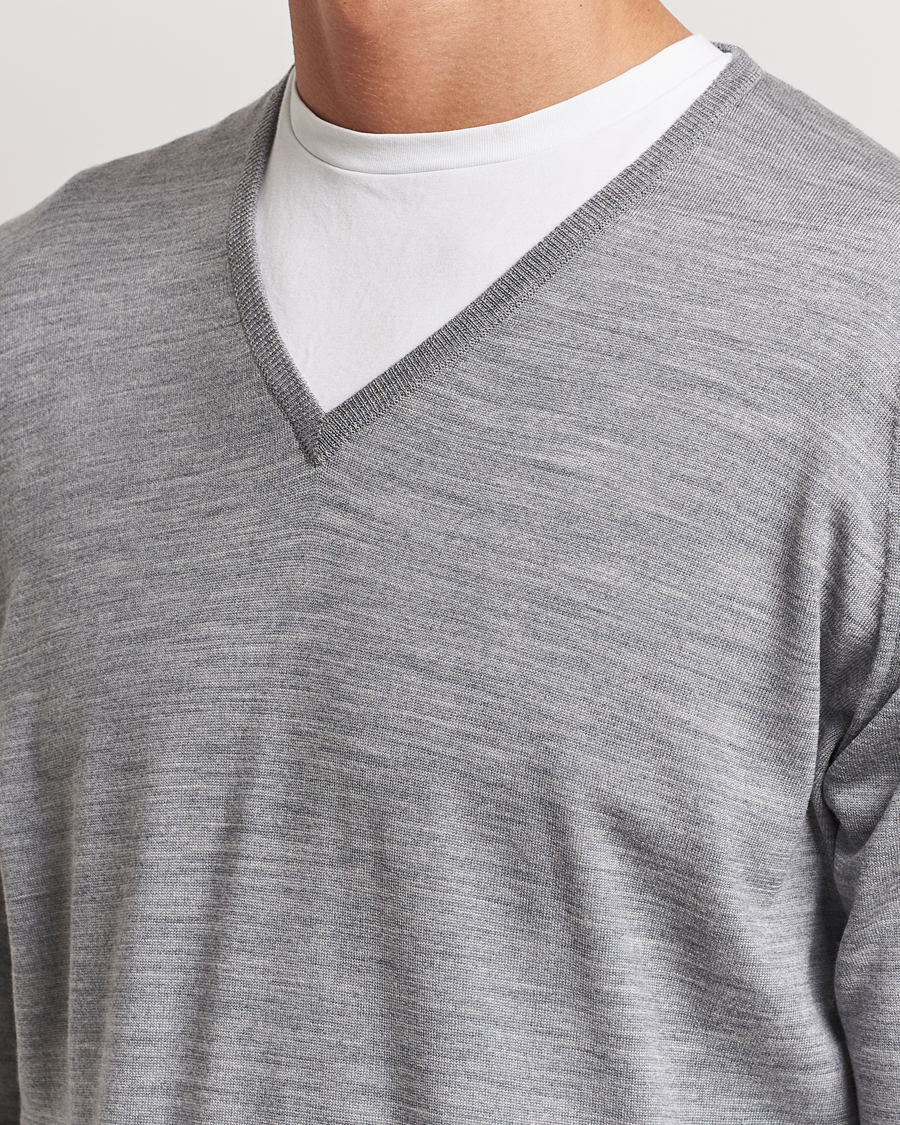 Men | Sweaters & Knitwear | John Smedley | Bobby Extra Fine Merino V-Neck Pullover Silver Grey