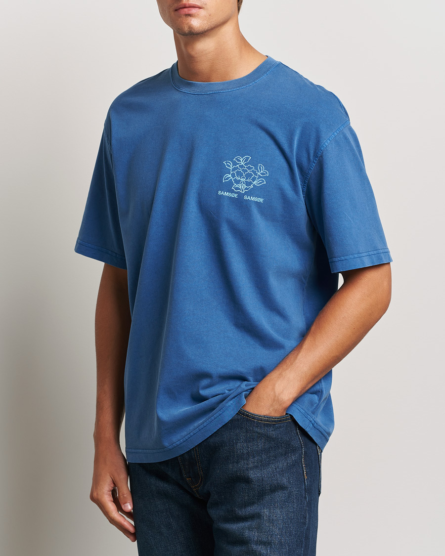 Men | T-Shirts | Samsøe Samsøe | Poetry Printed T-Shirt True Navy Lotus