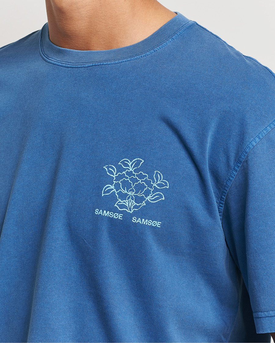 Men | T-Shirts | Samsøe Samsøe | Poetry Printed T-Shirt True Navy Lotus