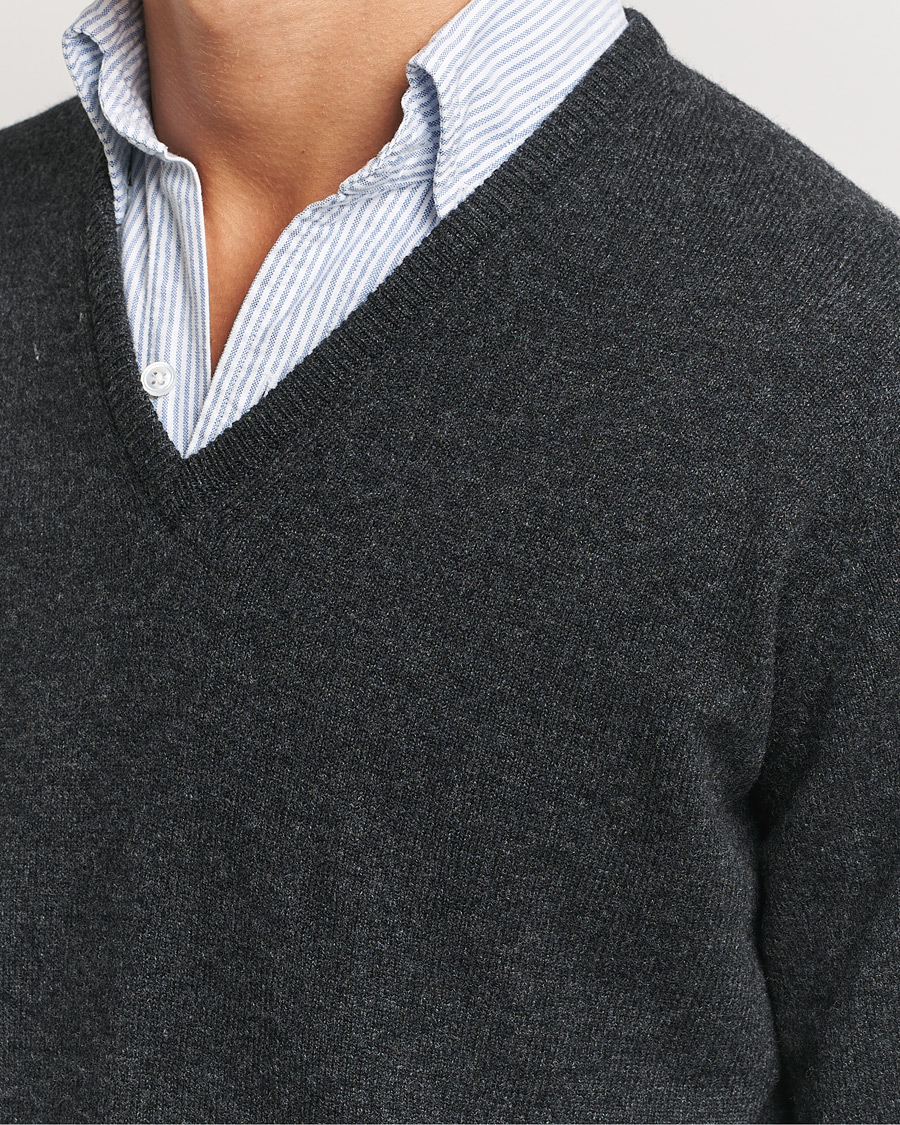 Men | Sweaters & Knitwear | William Lockie | Rob Lambswool V-Neck Charcoal
