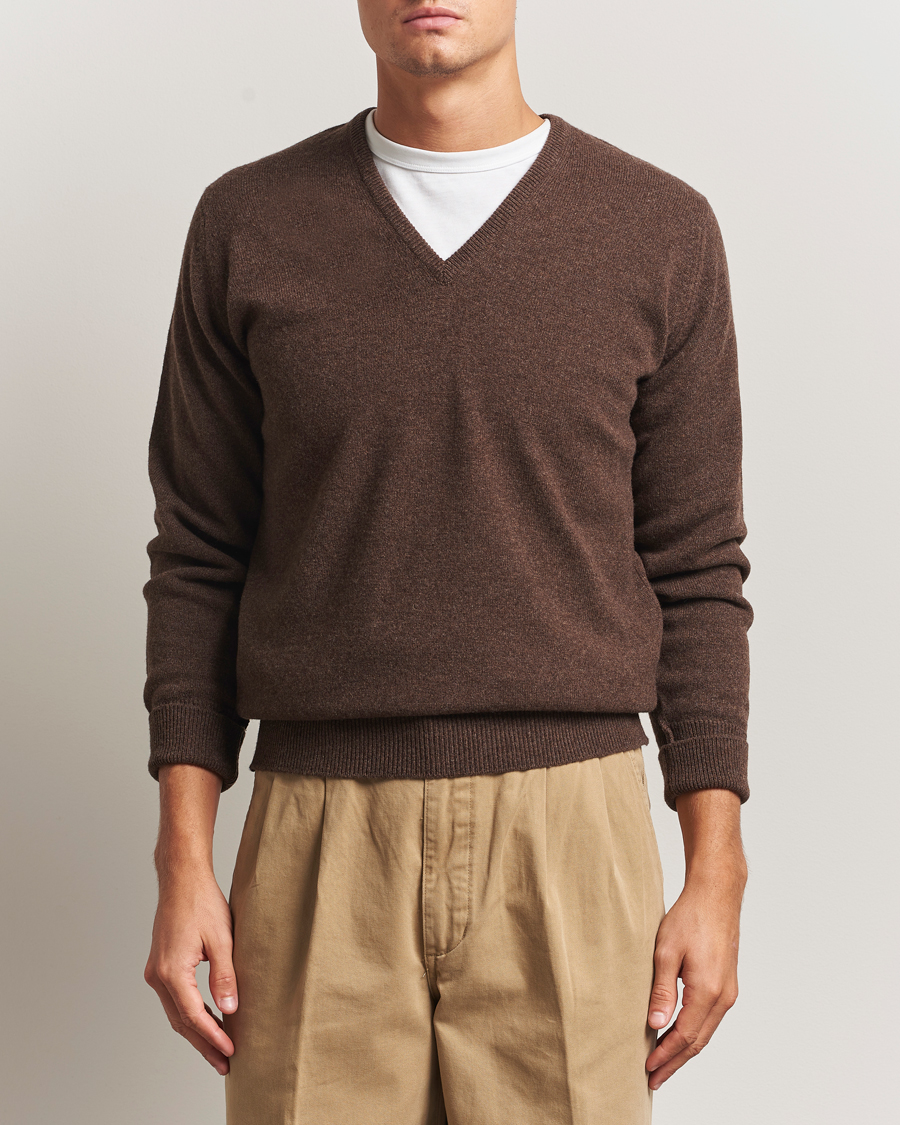 Men | Sweaters & Knitwear | William Lockie | Rob Lambswool V-Neck Mocha