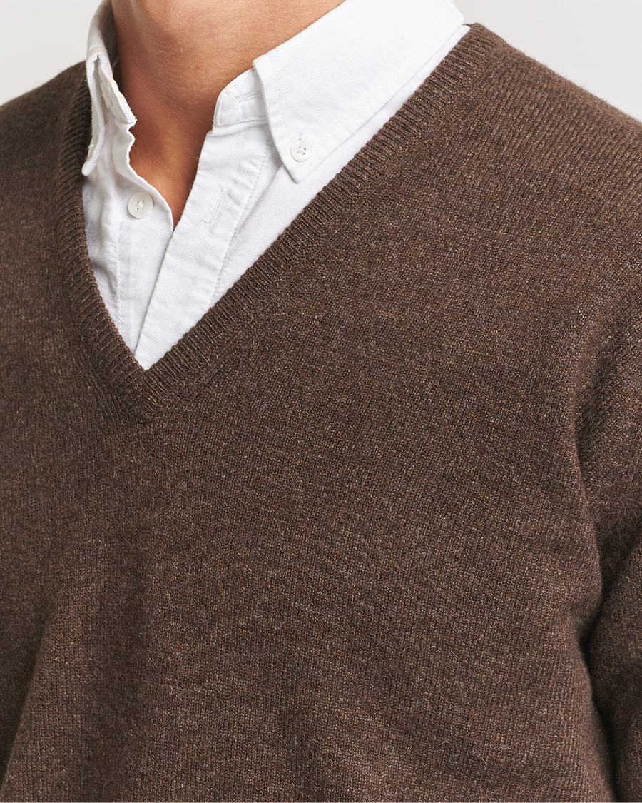 Men | Sweaters & Knitwear | William Lockie | Rob Lambswool V-Neck Mocha