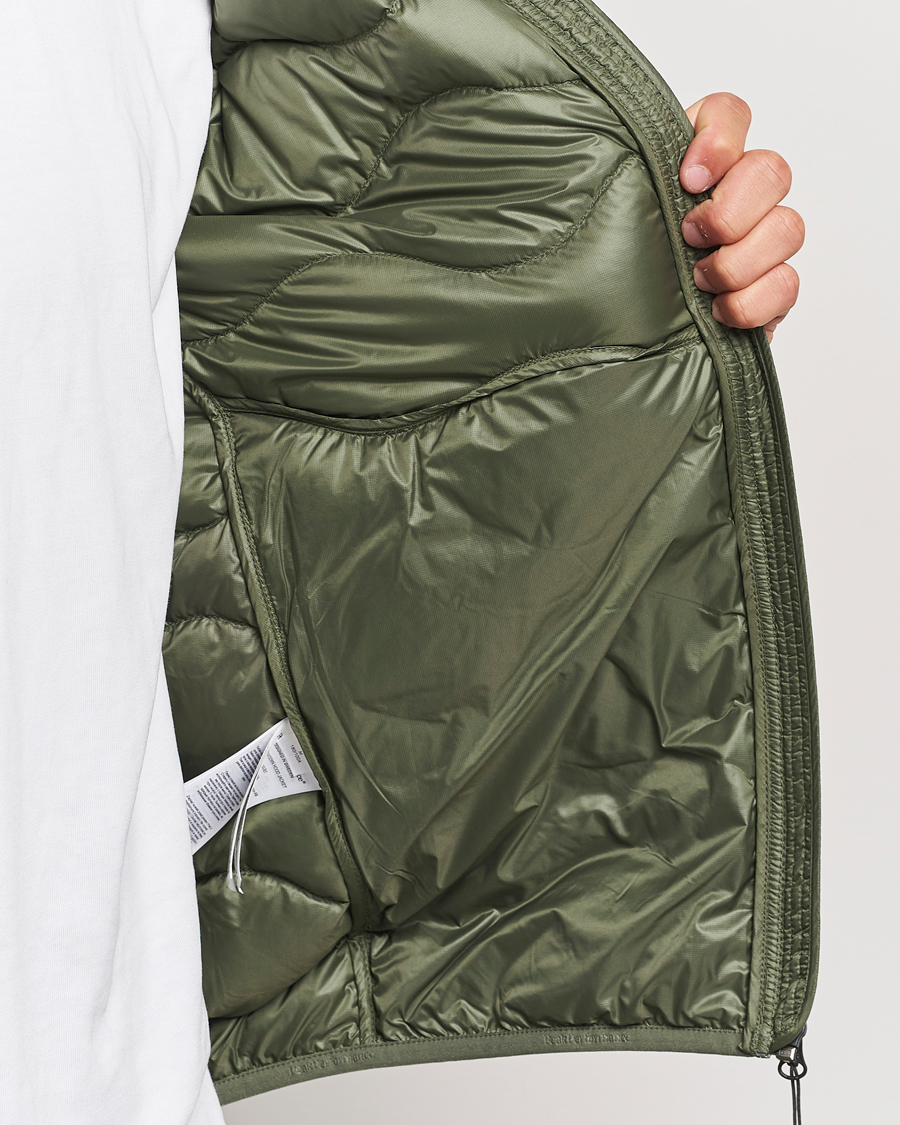 Men | Coats & Jackets | Peak Performance | Helium Down Hooded Jacket Pine Needle