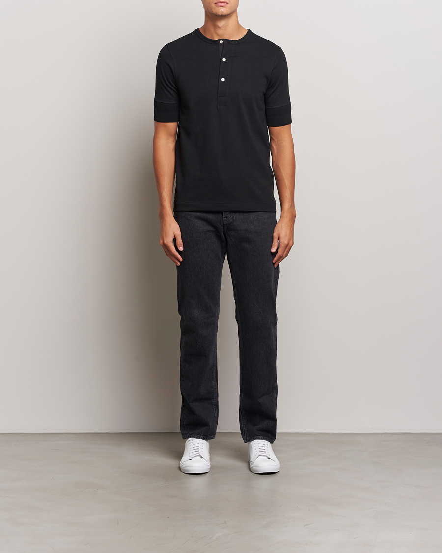 Men | T-Shirts | Merz b. Schwanen | Short Sleeve Organic Cotton Henley Black