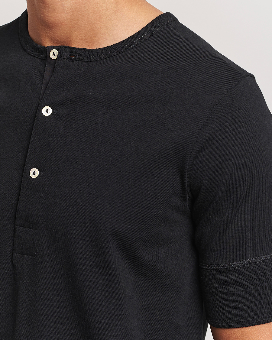 Men | T-Shirts | Merz b. Schwanen | Short Sleeve Organic Cotton Henley Black