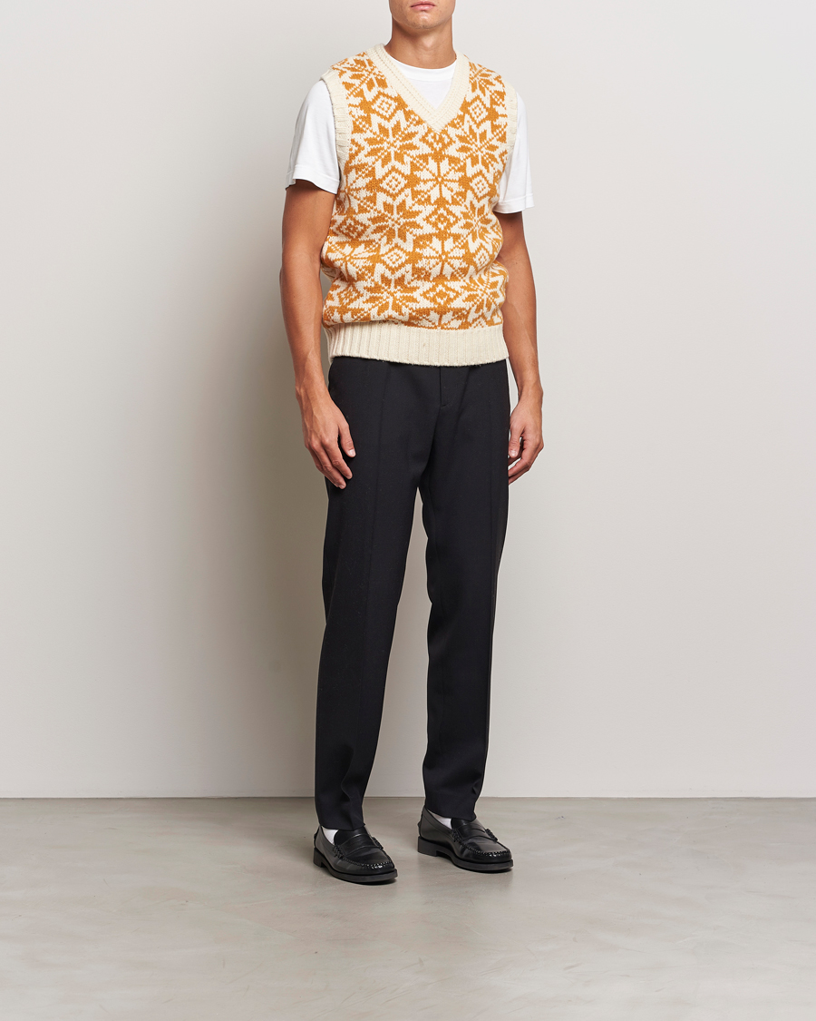 Men | Sweaters & Knitwear | BEAMS PLUS | Snow Pattern Knit Vest Gold