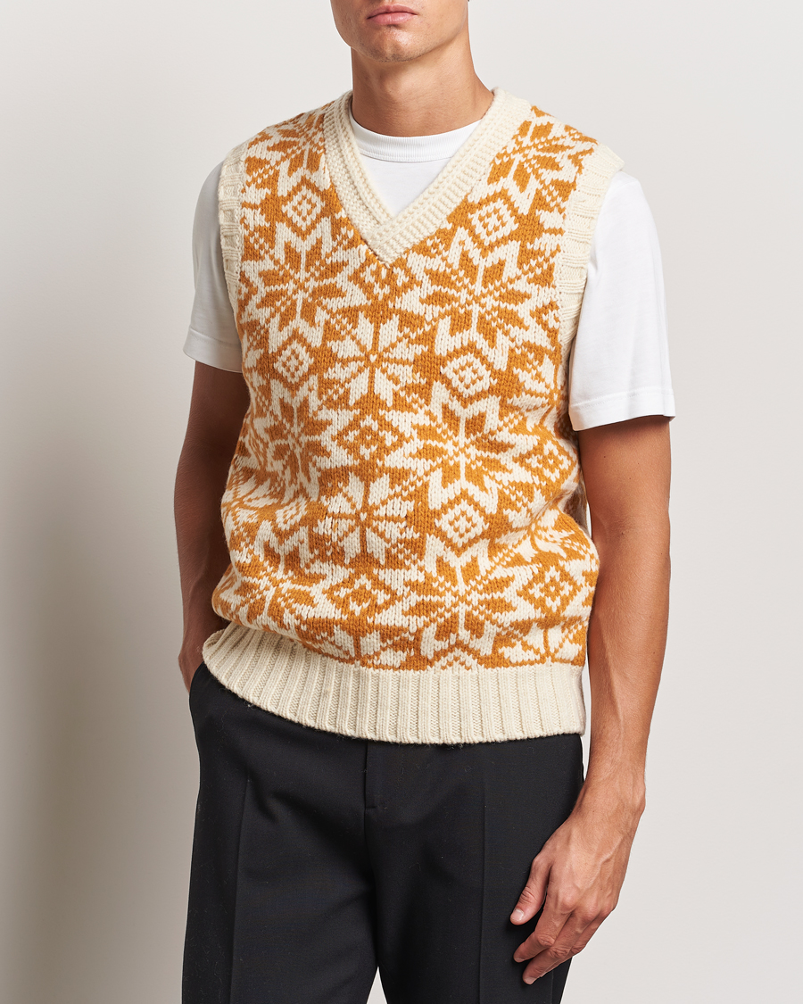 Men | Sweaters & Knitwear | BEAMS PLUS | Snow Pattern Knit Vest Gold