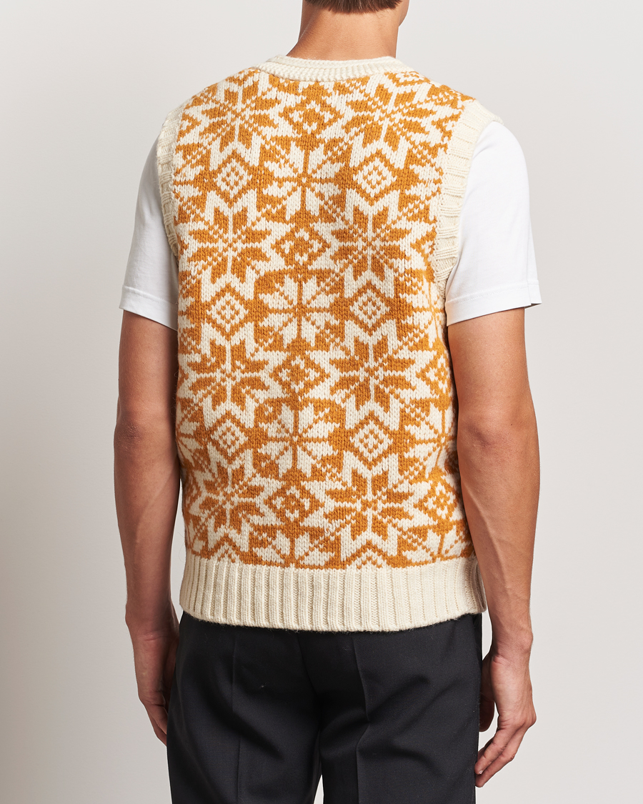 Men | Sweaters & Knitwear | BEAMS PLUS | Snow Pattern Knit Vest Gold